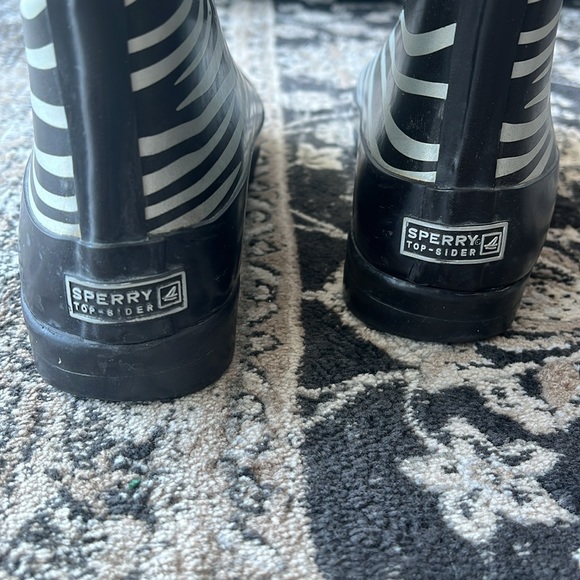 Sperry size 9 waterproof rubber boot in silver and brown zebra pattern - Picture 5 of 7